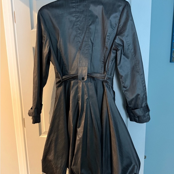 Elegant, boutique, 3/4 length rain/trench coat, metallic coloring by Samuel Dong - Picture 2 of 4